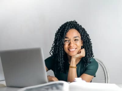 Mujer trabajando en su computador