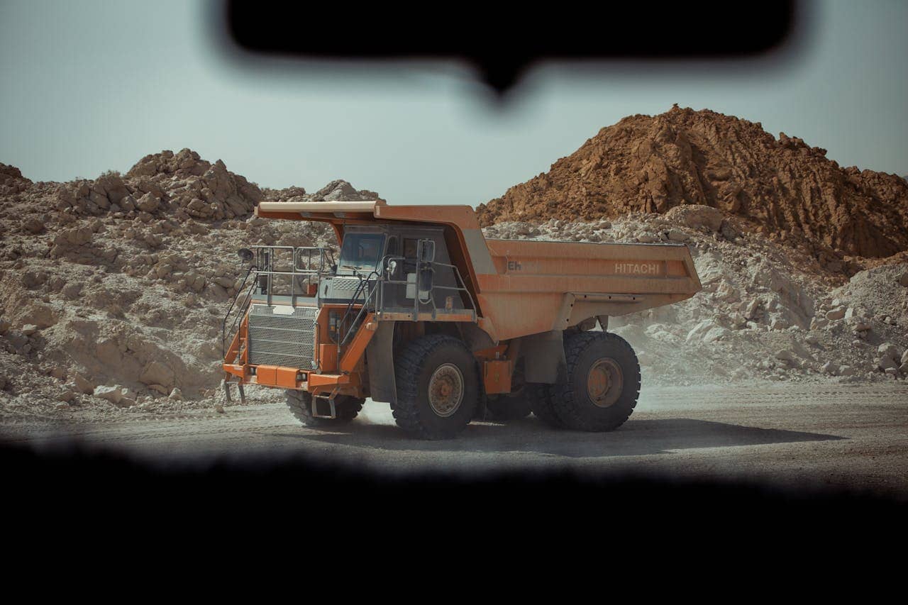 Camión minero autónomo operando en una mina subterránea, mejorando la seguridad y la eficiencia en la extracción de minerales - mineria 4.0